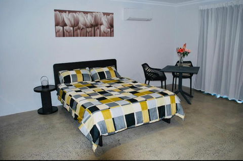 Guest Room With Ensuite & Private Entrance - Tourism Caloundra 0