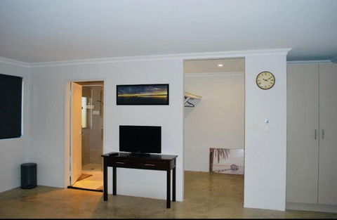Guest Room With Ensuite & Private Entrance - Tourism Caloundra 2