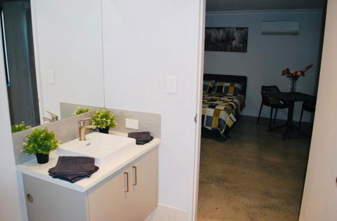 Guest Room With Ensuite & Private Entrance - Tourism Caloundra 3