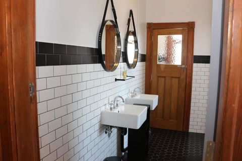 Guildford Hotel - Tourism Caloundra 3