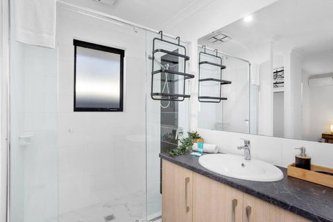 Guildford Family Hideaway - Tourism Caloundra 2