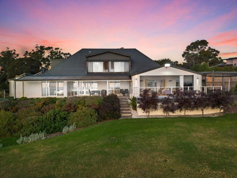 Gulf View Retreat - 11 Hewett Close - Tourism Caloundra 1