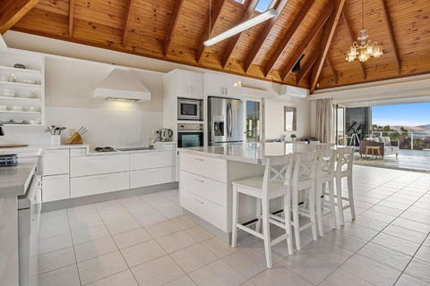 Gulf View Retreat - 11 Hewett Close - Tourism Caloundra 2