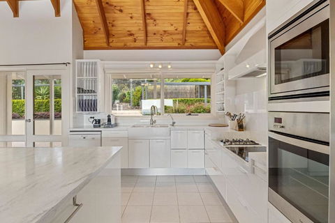 Gulf View Retreat - 11 Hewett Close - Tourism Caloundra 3