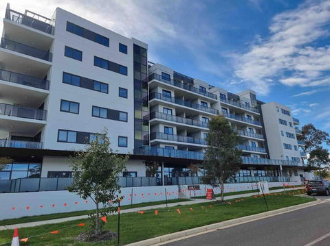 Gungahlin Center-1 Bedroom New Stylish Unit - Tourism Caloundra 0