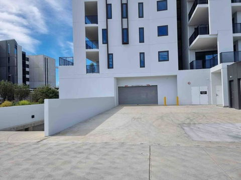 Gungahlin Center-1 Bedroom New Stylish Unit - Tourism Caloundra 3