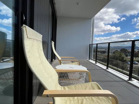 Gungahlin Center-1 Bedroom New Stylish Unit - Tourism Caloundra 4