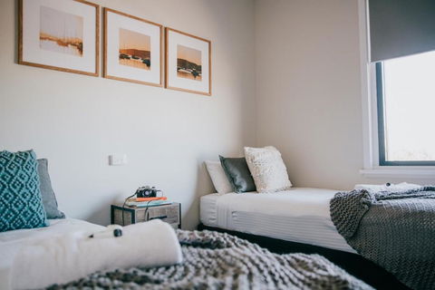 Gunyah Hotel - Tourism Caloundra 0