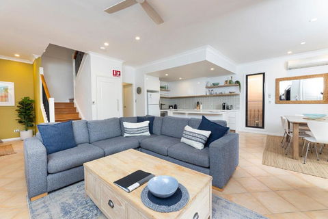 Gwydir Court 1 - Tourism Caloundra 3