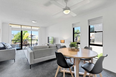 HACIENDA- CANAL VIEWS AND COMFORT - Tourism Caloundra 1