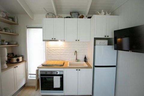 Gumnut Cottage Gippsland - Tiny Romantic Escape W King Bed Mountain Views - Tourism Caloundra 2