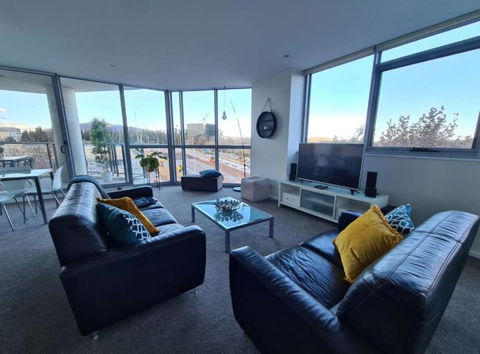 Grand 2BR Between ANU And City - Tourism Caloundra 0