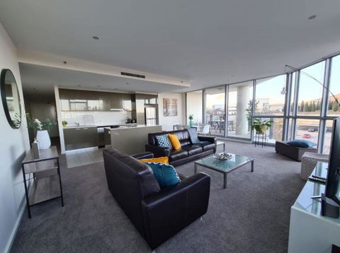 Grand 2BR Between ANU And City - Tourism Caloundra 2