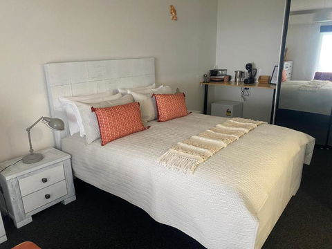 Green Cauldron, Homestay, Tamborine Mountain, Private Room, Ensuite, Private Courtyard, Gold Coast Views - Tourism Caloundra 3