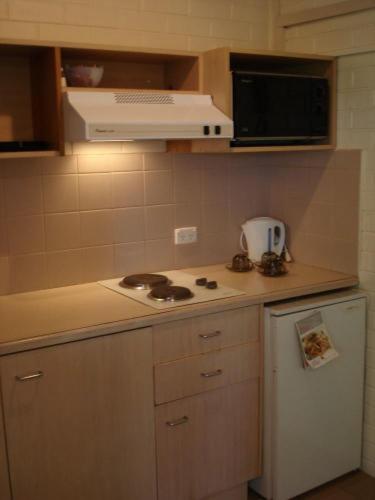 H & D Apartments - Tourism Caloundra 1