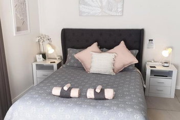 GUESTHOUSE On REGENT Bed & Breakfast with Tourism Caloundra