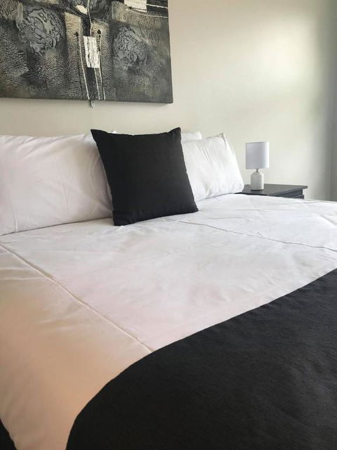 Guiding Star Motel & Hotel - Tourism Caloundra 0