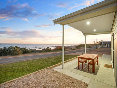 High Tide - Beachfront Pet-friendly - Tourism Caloundra 2