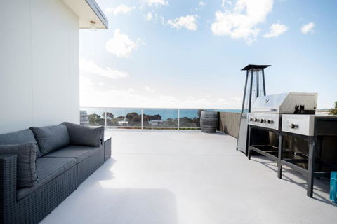 Idyllic Weymouth Retreat With Ocean Views - Tourism Caloundra 0