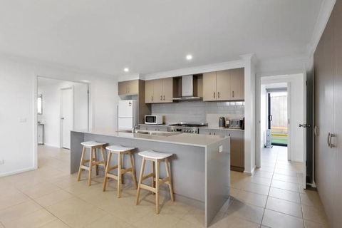 Island Life By Ready Set Stay - BYO LINEN & TOWELS - Tourism Caloundra 1