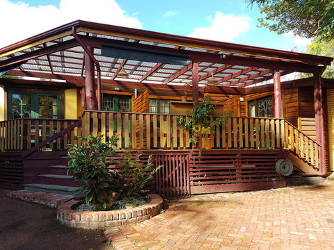 Admiral Stirling Inn - Tourism Caloundra 1