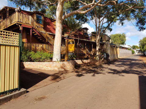 Admiral Stirling Inn - Tourism Caloundra 3