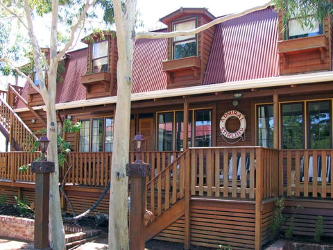 Admiral Stirling Inn - Tourism Caloundra 0