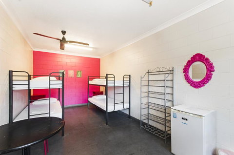 Adventurers Backpackers - Tourism Caloundra 3