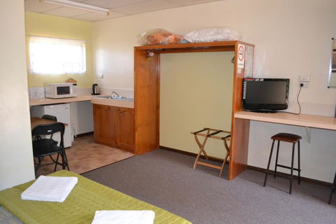 Affordable Gold City Motel - Tourism Caloundra 3