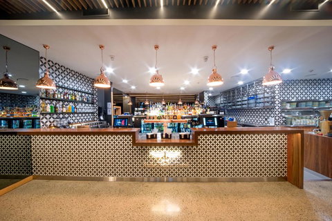 Airlie Beach Hotel - Tourism Caloundra 2