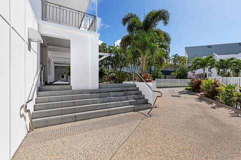 Airlie Beach Hotel - Tourism Caloundra 1