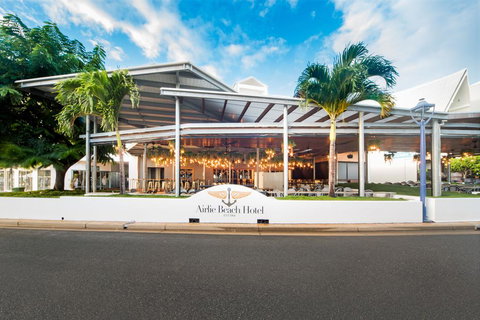 Airlie Beach Hotel - Tourism Caloundra 0