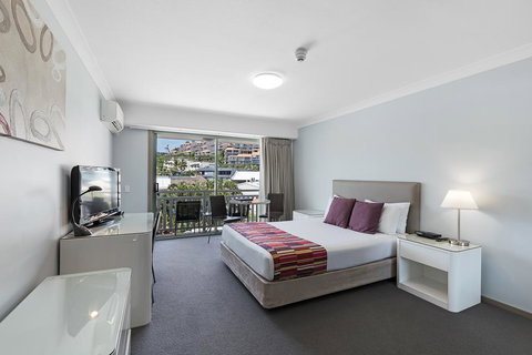 Airlie Beach Hotel - Tourism Caloundra 3