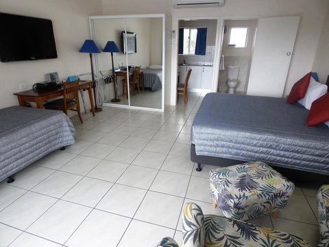 Airlie Court Units - Tourism Caloundra 1