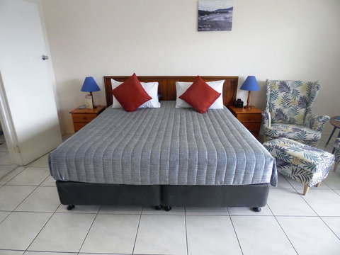 Airlie Court Units - Tourism Caloundra 0