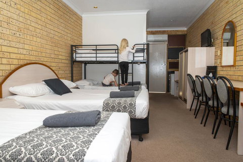 Albert Park Motor Inn - Tourism Caloundra 1