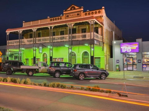 Albion Hotel - Tourism Caloundra 1