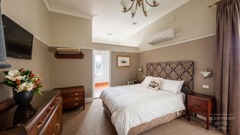 Alexandra Hotel - Tourism Caloundra 2