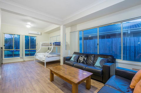 Anaheim Family Lodge By Getastay - Tourism Caloundra 1