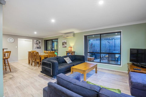 Anaheim House2 North By Getastay - Tourism Caloundra 3