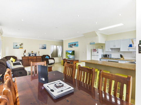 Anne's Beach Getaway - Tourism Caloundra 1