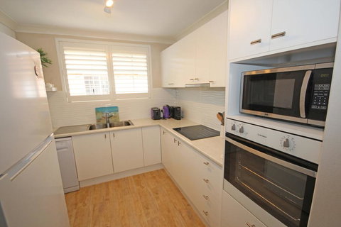 Annie's Apartment - Tourism Caloundra 0