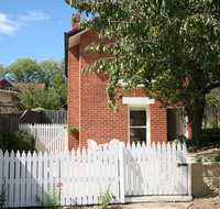 Annies Garden Cottage - Tourism Caloundra