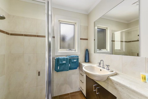 Apartment On Lake Terrace - Tourism Caloundra 3