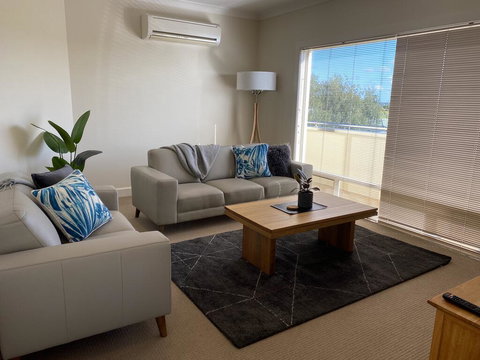 Apartment On Lake Terrace - Tourism Caloundra 2