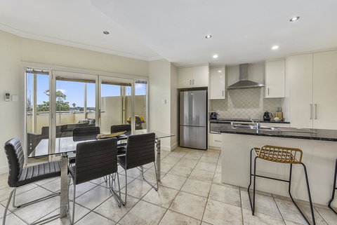 Apartment On Lake Terrace - Tourism Caloundra 1