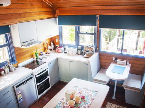 Artee House - A Bright Escape - Tourism Caloundra 1