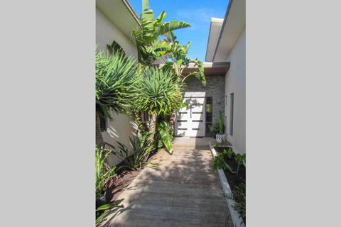 Arthouse Six - Tourism Caloundra 2