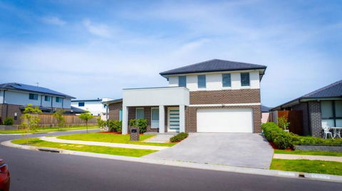 Luxury Home In Gledswood Hills - Sleeps 9 Guests - Tourism Caloundra 0