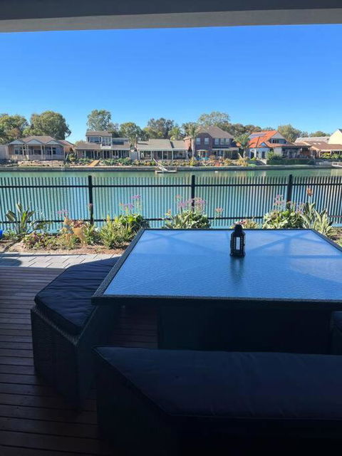 Luxury On The Lake - Tourism Caloundra 1